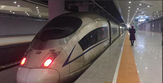  穿越霧霾區(qū)的高鐵，塵埃布滿整個(gè)車身