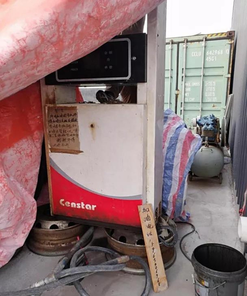 2018年11月1日，中央第三生態(tài)環(huán)境保護(hù)督察組進(jìn)駐山東省開(kāi)展&ldquo;回頭看&rdquo;。通過(guò)對(duì)相關(guān)部門(mén)走訪(fǎng)問(wèn)詢(xún)，并抽查有關(guān)企業(yè)，發(fā)現(xiàn)山東省物流運(yùn)輸企業(yè)違規(guī)使用普通柴油或其他高硫分燃油問(wèn)題依然十分突出，柴油貨車(chē)尾氣污染嚴(yán)重。  一、基本情況  《大氣污染防治法》明確，禁止向汽車(chē)和摩托車(chē)銷(xiāo)售普通柴油以及其他非機(jī)動(dòng)車(chē)用燃料。第一輪中央環(huán)保督察反饋指出，山東省以普通柴油替代車(chē)用柴油的情況較多，濱州等地市大量物流運(yùn)輸企業(yè)違規(guī)使用普通柴油，尾氣污染問(wèn)題突出。  為此，山東省整改方案要求，杜絕違規(guī)使用普通柴油的情況，并明確由原省工商局負(fù)責(zé)部署推進(jìn)相應(yīng)整改工作。原省工商局于2018年8月1日上報(bào)山東省環(huán)境保護(hù)督察反饋意見(jiàn)整改工作領(lǐng)導(dǎo)小組，聲稱(chēng)該問(wèn)題完成整改并銷(xiāo)號(hào)。  二、主要問(wèn)題  督察發(fā)現(xiàn)，原山東省工商局作為整改責(zé)任主體沒(méi)有認(rèn)真履行整改職責(zé)，未就整改工作進(jìn)行部署推進(jìn)，整改任務(wù)目標(biāo)完全落空，全省物流運(yùn)輸企業(yè)違規(guī)使用普通柴油或高硫分燃油問(wèn)題依然普遍存在。  （一）違規(guī)售油無(wú)人管。督察組抽查3個(gè)地市的4家煉化公司，發(fā)現(xiàn)這些煉化公司違規(guī)大量向物流運(yùn)輸企業(yè)銷(xiāo)售普通柴油或其他高硫分燃油，導(dǎo)致這些柴油大量替代車(chē)用柴油使用，污染嚴(yán)重。2018年，東營(yíng)齊潤(rùn)化工有限公司將3萬(wàn)余噸硫含量近2000mg/kg的常壓柴油售給物流運(yùn)輸企業(yè)和加油站，墾利石化有限公司也將3萬(wàn)余噸硫含量2000-3000mg/kg的燃油售給相關(guān)物流運(yùn)輸企業(yè)和加油站，硫含量最高超標(biāo)約300倍。2017年中央環(huán)保督察以來(lái)，山東匯豐石化集團(tuán)有限公司將近40萬(wàn)噸普通柴油銷(xiāo)往多家物流運(yùn)輸企業(yè)，濰坊市昌邑石化有限公司將5萬(wàn)余噸國(guó)Ⅳ和國(guó)Ⅴ的普通柴油售給物流運(yùn)輸企業(yè)。現(xiàn)場(chǎng)抽查發(fā)現(xiàn)，物流運(yùn)輸企業(yè)多數(shù)在自身停車(chē)場(chǎng)內(nèi)私自安裝加油裝置，將所購(gòu)違規(guī)油品自用，昌邑市盛宏物流有限公司甚至違法轉(zhuǎn)售其他社會(huì)車(chē)輛。   圖1 昌邑市盛宏物流有限公司在停車(chē)場(chǎng)內(nèi)私設(shè)加油裝置  （二）督察整改做樣子。原省工商局作為督察整改的責(zé)任主體，接受任務(wù)時(shí)服從安排，實(shí)際整改時(shí)做做樣子。督察反饋明確指出問(wèn)題主要是煉化公司違法向物流運(yùn)輸企業(yè)銷(xiāo)售普通柴油替代車(chē)用柴油使用，導(dǎo)致汽車(chē)尾氣污染。但原省工商局等部門(mén)整改時(shí)僅部署對(duì)加油站和成品油倉(cāng)儲(chǔ)批發(fā)企業(yè)的檢查，沒(méi)有將煉化公司到物流運(yùn)輸企業(yè)的黑色鏈條作為查處對(duì)象。整改工作指東打西，真正問(wèn)題沒(méi)有觸及。另外，整改方案明確的目標(biāo)是&ldquo;強(qiáng)化日常監(jiān)督管理，杜絕違規(guī)使用普通柴油&rdquo;；但原省工商局擅自在銷(xiāo)號(hào)材料中將目標(biāo)改為&ldquo;針對(duì)加油站開(kāi)展專(zhuān)項(xiàng)整治行動(dòng)&rdquo;，以此蒙混過(guò)關(guān)，虛假銷(xiāo)號(hào)。   圖2 原省工商局在銷(xiāo)號(hào)確認(rèn)表上弄虛作假  （三）執(zhí)法監(jiān)管走過(guò)場(chǎng)。2017年以來(lái)，山東省各市共打擊取締非法加油點(diǎn)近2000家，但僅對(duì)涉案物流運(yùn)輸企業(yè)進(jìn)行了處罰，未能以此為線(xiàn)索追根溯源，對(duì)源頭煉化公司違規(guī)售油問(wèn)題進(jìn)行查處，煉化企業(yè)到物流運(yùn)輸企業(yè)的黑色鏈條始終未被斬?cái)唷? 一些煉化企業(yè)長(zhǎng)期游離于監(jiān)管之外，缺乏對(duì)法律的敬畏。2018年8月，生態(tài)環(huán)境部調(diào)研發(fā)現(xiàn)中國(guó)化工集團(tuán)山東昌邑石化有限公司涉嫌違法生產(chǎn)銷(xiāo)售國(guó)Ⅳ普通柴油，但在進(jìn)一步調(diào)查時(shí)，企業(yè)拒絕配合，不提供相關(guān)臺(tái)賬，并臨時(shí)編造相關(guān)記錄。&ldquo;回頭看&rdquo;進(jìn)駐后，督察組再次現(xiàn)場(chǎng)檢查，要求企業(yè)提供儲(chǔ)運(yùn)臺(tái)賬，企業(yè)依然拒絕提供，并繼續(xù)編造謊言，提供虛假材料，性質(zhì)十分惡劣。  對(duì)此，濰坊市查處不嚴(yán)不實(shí)，甚至試圖蒙混過(guò)關(guān)。在督察組兩次督導(dǎo)后，查處工作依然走過(guò)場(chǎng)，在未調(diào)度企業(yè)生產(chǎn)記錄和儲(chǔ)運(yùn)臺(tái)賬等關(guān)鍵證據(jù)的情況下，即采信企業(yè)說(shuō)法，甚至未調(diào)閱生產(chǎn)記錄就作出該企業(yè)2018年未生產(chǎn)銷(xiāo)售國(guó)Ⅳ普通柴油的結(jié)論。直到督察組再次督導(dǎo)、進(jìn)一步明確要求后才加大查處力度，發(fā)現(xiàn)該企業(yè)2018年實(shí)際以燃料油名義違規(guī)銷(xiāo)售國(guó)Ⅳ普通柴油4萬(wàn)多噸。  三、原因分析  原山東省工商局不在整改落實(shí)中下功夫，反而在整改銷(xiāo)號(hào)上動(dòng)腦筋，表面整改，虛假整改問(wèn)題突出。  山東省有關(guān)地市不敢動(dòng)真碰硬，對(duì)違法銷(xiāo)售不合格油品的黑色鏈條整治不力，未能對(duì)油品來(lái)源追根溯源，未對(duì)煉化企業(yè)的違法行為依法查處。